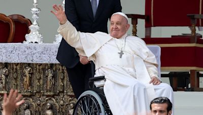 El papa Francisco da una misa masiva en Venecia, su primer viaje en meses