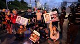 Familiares de rehenes advierten a Netanyahu que “arderán las calles” si no acepta acuerdo con Hamas - La Tercera