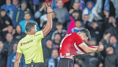 El Athletic sobrevive a dos rojas, un penalti y 34 remates en contra