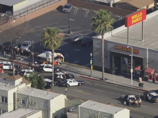 Deputies shut down South Los Angeles streets after reported bank robbery