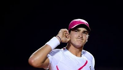 Elogios de Federer, Alcaraz e Djokovic: quem é o jovem tenista brasileiro João Fonseca