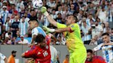 Entre cuidados especiales, acompañado de su familia y evaluando su retiro: la particular Copa América de Claudio Bravo - La Tercera