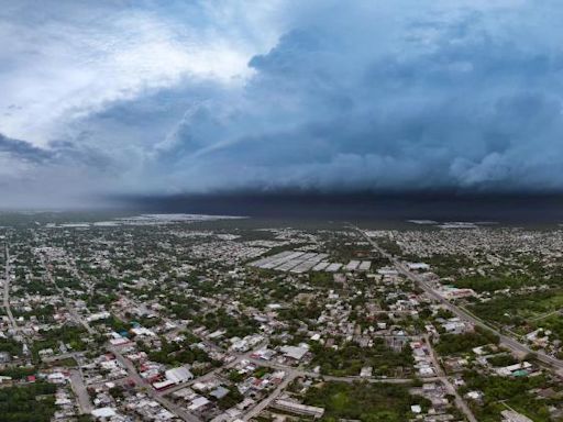 Llegó Beryl a Mérida, continúa Yucatán en Alerta Roja