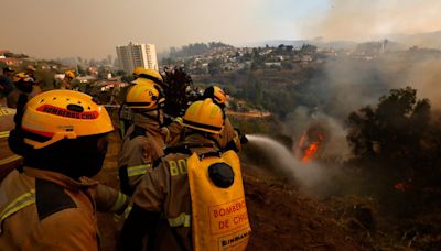 Revelan cómo un bombero y un ex Conaf iniciaron incendios forestales en Viña del Mar y Valparaíso: 137 fallecidos