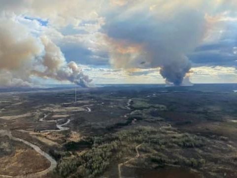 Canada: des centaines de personnes évacuées à cause des feux de forêt