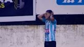 Insólito: La expulsión de un futbolista luego de orinar en la mitad del partido