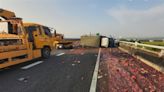 國3貨車翻覆…西瓜碎滿地！國道警：駕駛未受傷