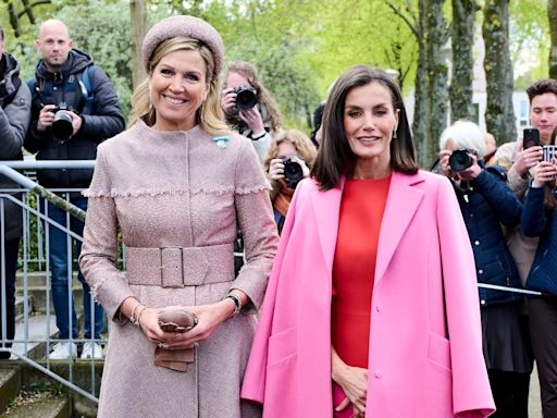 De nuevo sobre tacones: Letizia Ortiz y su combinación de rojo y rosa en Amsterdam