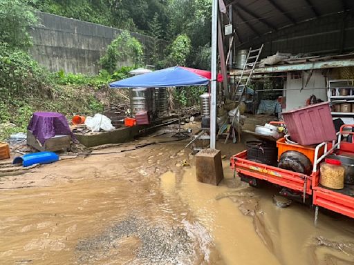 時雨量近百毫米好驚人！ 三峽五寮泥流沖進民宅