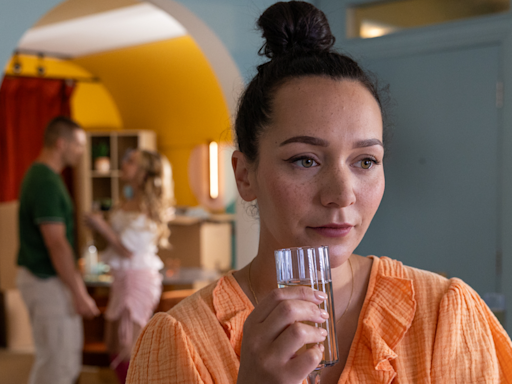 Hollyoaks: Cleo faces more pressure from Abe