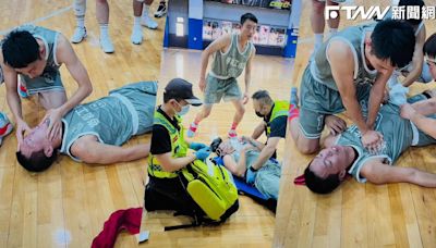 影／男子打球突心肌梗塞倒地 隊員緊急CPR救回一命！