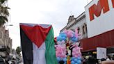 Activistas por Palestina y la comunidad trans participan en Marcha del Orgullo