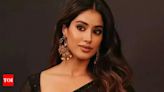 Janhvi Kapoor reveals how paparazzi stopped clicking her pictures from behind: 'They are forced to listen to me' | Hindi Movie News - Times of India