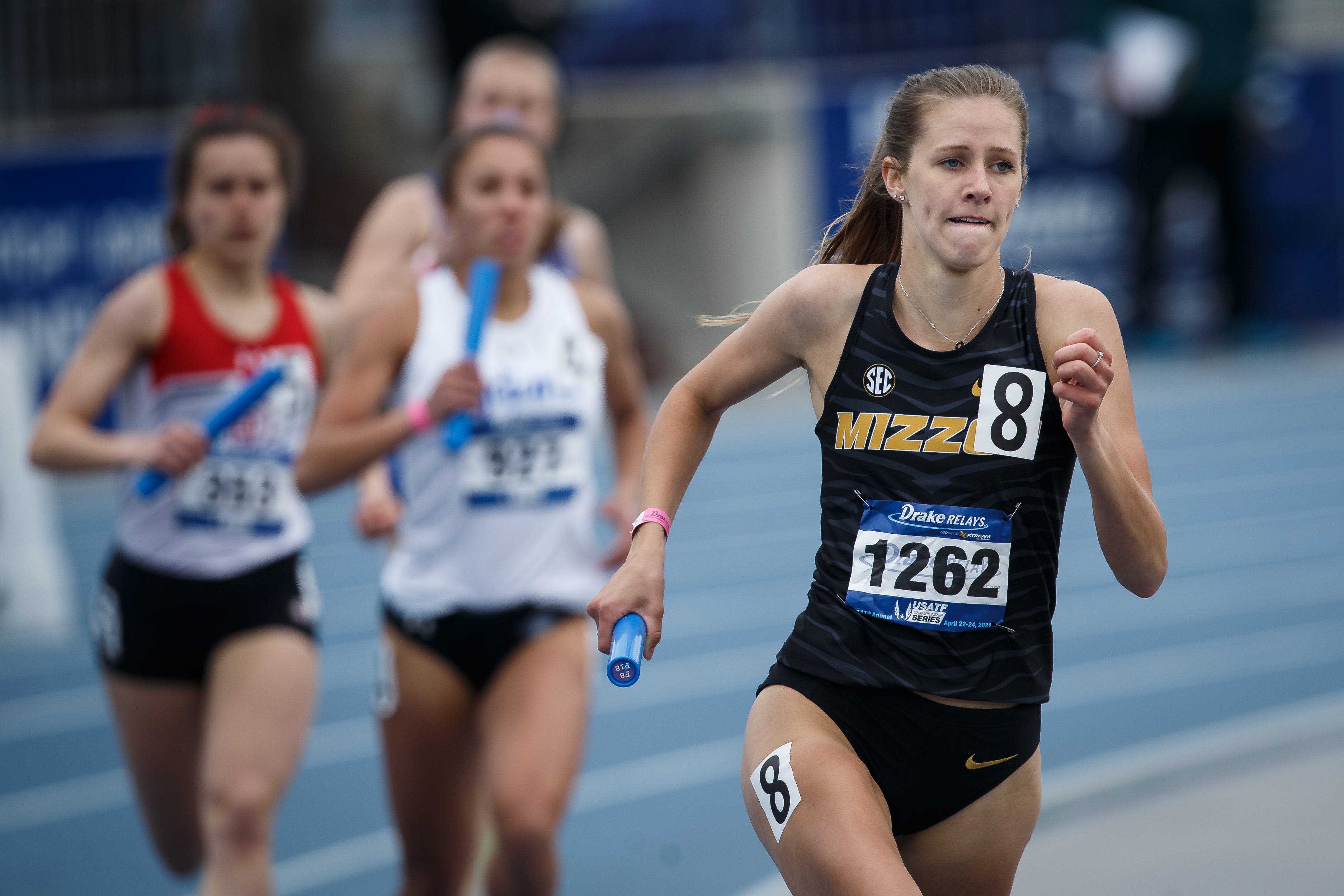 Former Dowling Catholic prep Kelsey Schweizer claims Drake Relays title in college 800