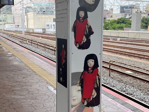 東京車站放神秘「紅衣小女孩」廣告看板 乘客：搭末班車會嚇哭
