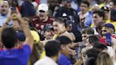 Video: los tremendos incidentes entre jugadores de Uruguay e hinchas de Colombia, a las piñas