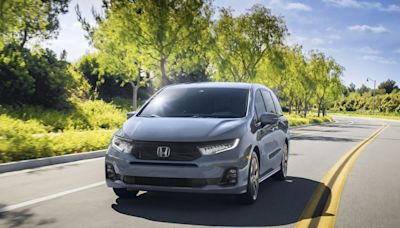 View Photos of the 2025 Honda Odyssey