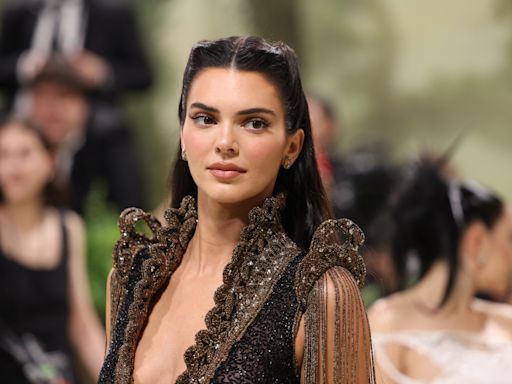 El misterio del vestido de Givenchy que Kendall Jenner lució en la Met Gala: ¿la engañaron?