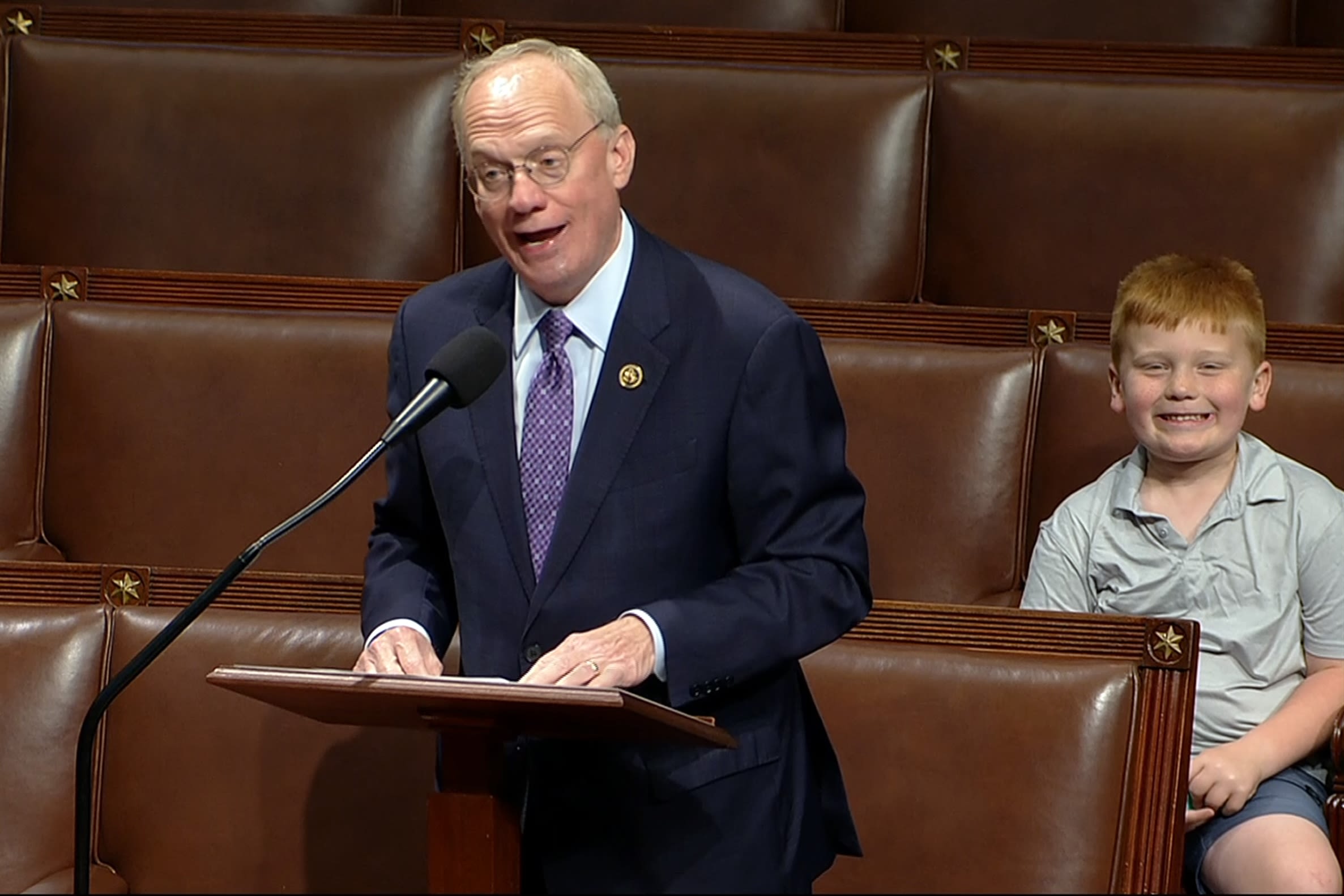 Congressman’s son steals show on House floor, hamming it up for cameras - WTOP News