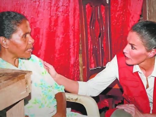 Letizia vuelve a usar el chaleco rojo de cooperante; visitará Latinoamérica