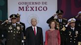 López Obrador encabeza un desfile militar para conmemorar la Independencia de México