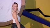 Margot Robbie impacta con vestido Versace