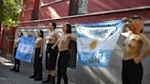 Con torso desnudo protestan contra a Milei en España