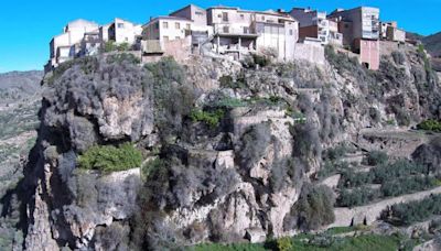 El espectacular pueblo poco conocido que está junto a un río y al borde de un acantilado: es una de las villas más bonitas de España