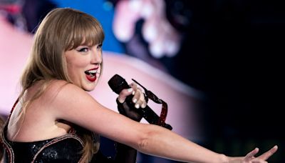Taylor Swift Blushes Singing About ‘Dating the Boy on the Football Team’