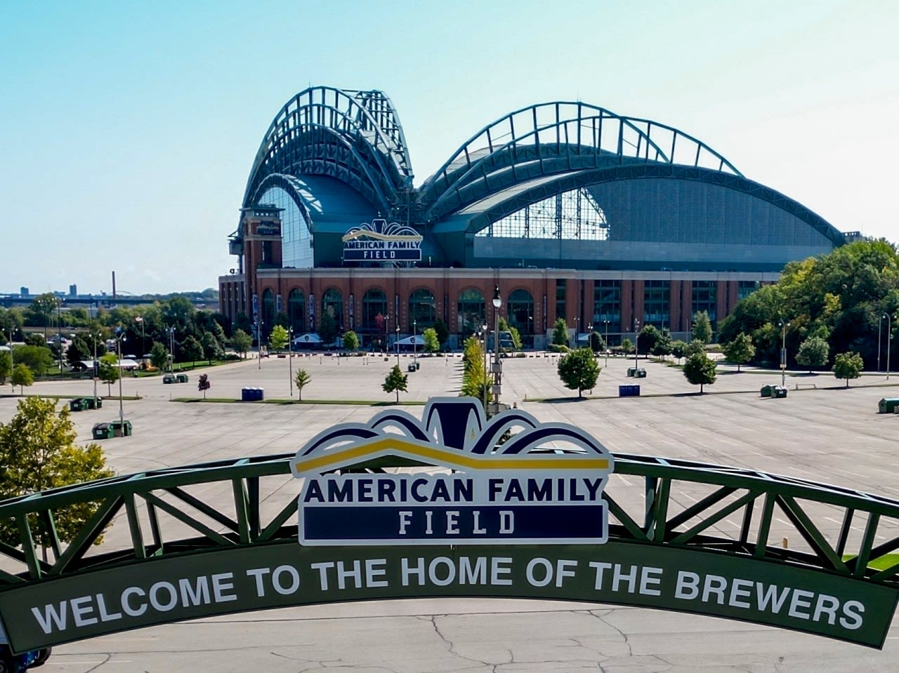 11 people injured when escalator malfunctions in Milwaukee ballpark after Brewers lose to Cubs