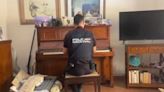 Un policía toca el piano a una mujer para calmarla tras sufrir un robo en su casa de València
