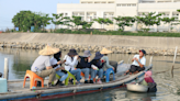 蘆竹溝蚵學園區 坐膠筏巡蚵田 一日蚵農體驗