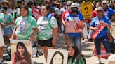 Uvalde: familias protestan frente a la casa de Greg Abbott pidiendo que se eleve la edad para comprar un AR-15