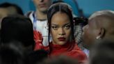 Rihanna reaparece en público con un radical cambio de 'look': así luce rubia platino