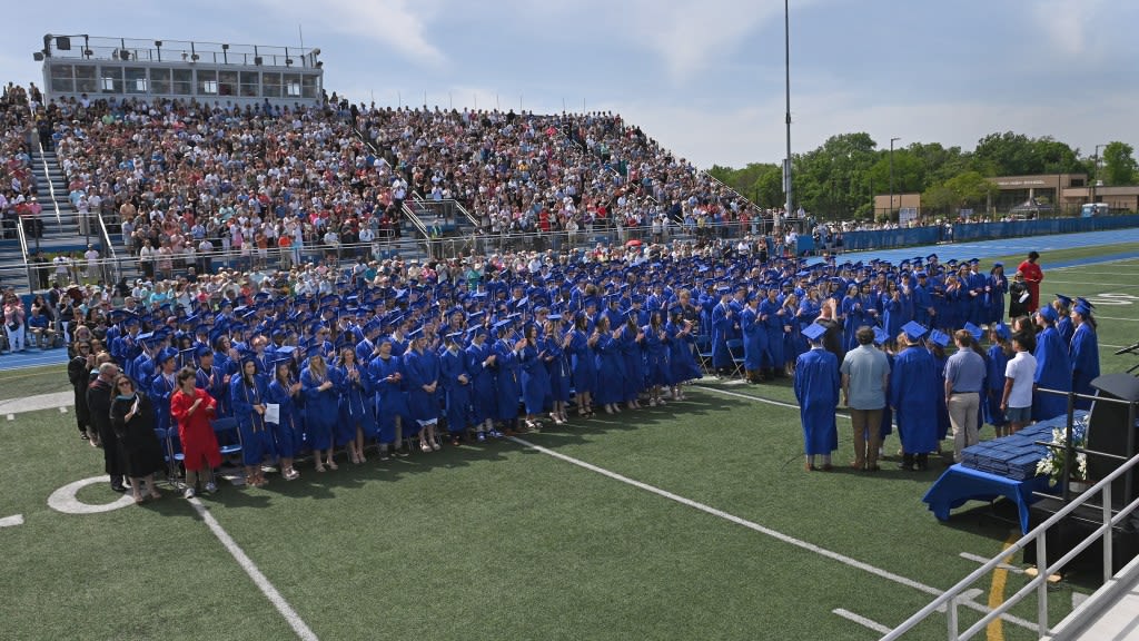 Student speaker says Lake Zurich High School Class of 2024 ‘accomplished so many great things’