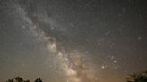 Una lluvia de meteoritos Líridas y una luna rosa decorarán el cielo: cómo ver, cuándo y más