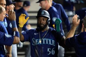 Jorge Polanco homers twice, adds RBI single to help the Mariners beat the White Sox 6-3