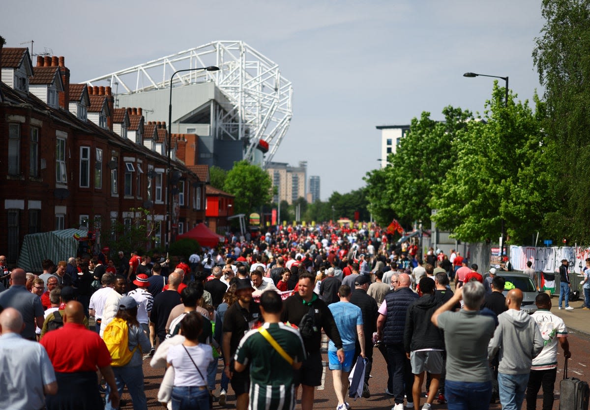 Manchester United vs Arsenal LIVE: Premier League team news and line-ups as Bruno Fernandes misses out