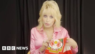 Dolly Parton: Singer celebrates Welsh roots with Wrexham gift