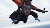 不甘心被超越 106歲人瑞「三度高空跳傘」奪回金氏世界紀錄
