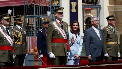 La reina Letizia elige un conjunto de pantalón y chaqueta de Hugo Boss para la jura de bandera del rey Felipe VI