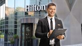 Toma aire antes de saber cuánto gana un conserje del hotel Hilton en Miami