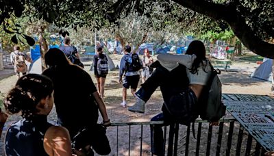 Los acampados propalestinos de Valencia dan un paso más y se encierran en la facultad de Filosofía sin dejar pasar a nadie