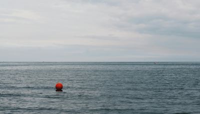 Boyas con sensores: la prueba piloto para avisar a bañistas en playas catalanas sin vigilancia