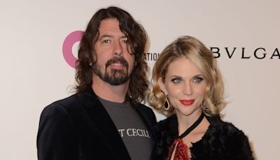 Dave Grohl révèle avoir été infidèle et être père d’un enfant né hors mariage, qu’il compte « aimer et soutenir »