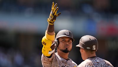 The Padres rally for 4 runs in the 6th inning to beat the Yankees 5-2 and avoid another home sweep