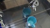 Sem bebedouro, usuário de albergue diz tomar água de chuveiro para matar a sede em SP