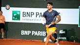 Alcaraz tranquiliza con un triunfo contundente en su estreno en Roland Garros