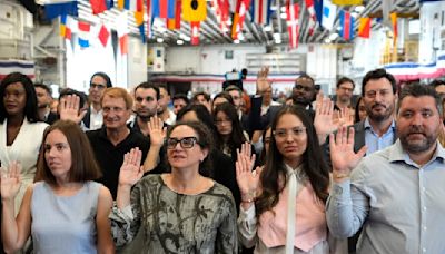 Semana Naval en Miami: 60 inmigrantes bajan del USS Bataan convertidos en ciudadanos de EEUU