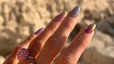 Descubre las 'uñas seashell', la manicura fantasía que será la tendencia favorita del verano